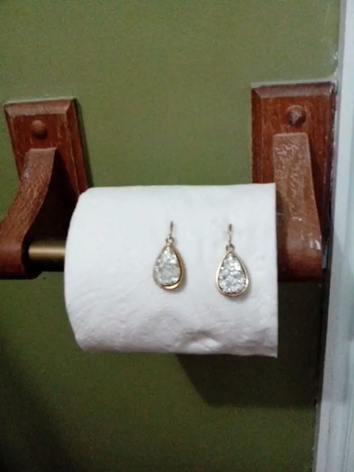 Boucles d'oreilles sur du papier toilette