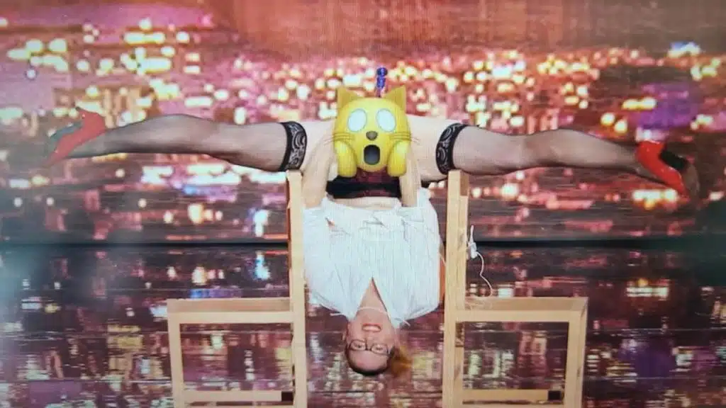 Incroyable Talent une candidate joue de la flute d'une manière très spéciale et choque le public