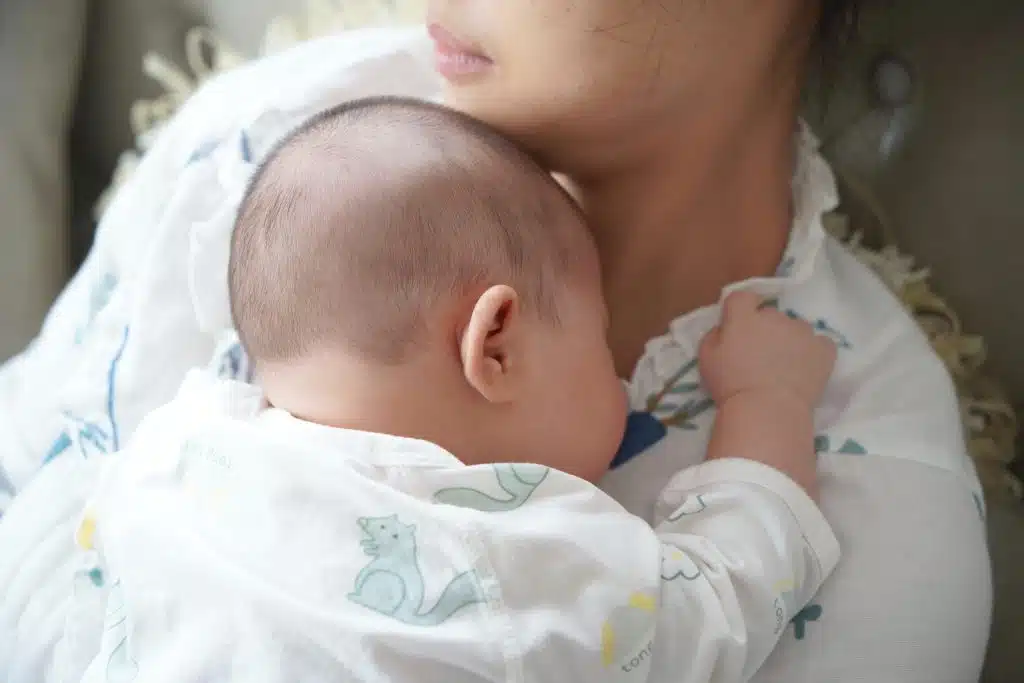 Un bébé dans le bras de sa mère | Photo : Pexels