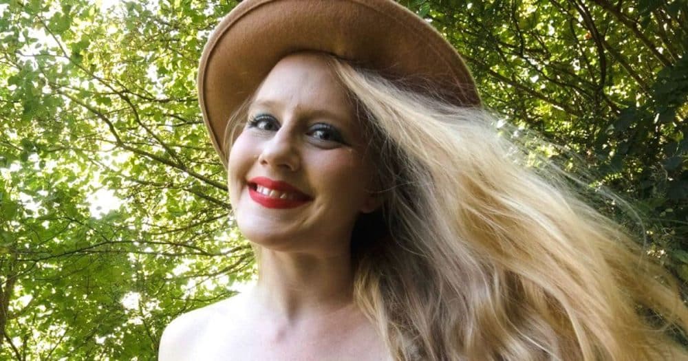 Cette Femme A Choisi De Vivre Sans V tements Elle Nous Partage Son Cette Femme A Choisi De Vivre Sans V tements Elle Nous Partage Son