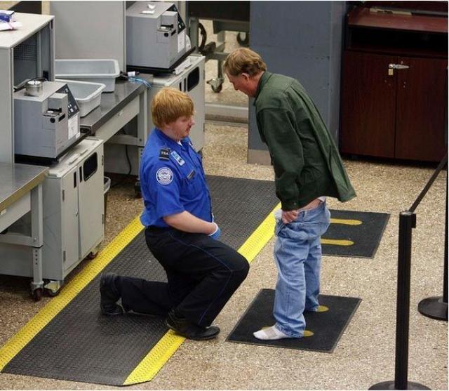 Un homme qui baisse son pantalon - aéroport