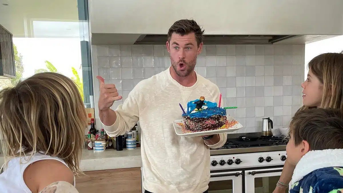 Chris Hemsworth et sa femme critiqués pour avoir enfoncé le visage de leur fils dans son gâteau d'anniversaire - Photo : Instagram / Chris Hemsworth