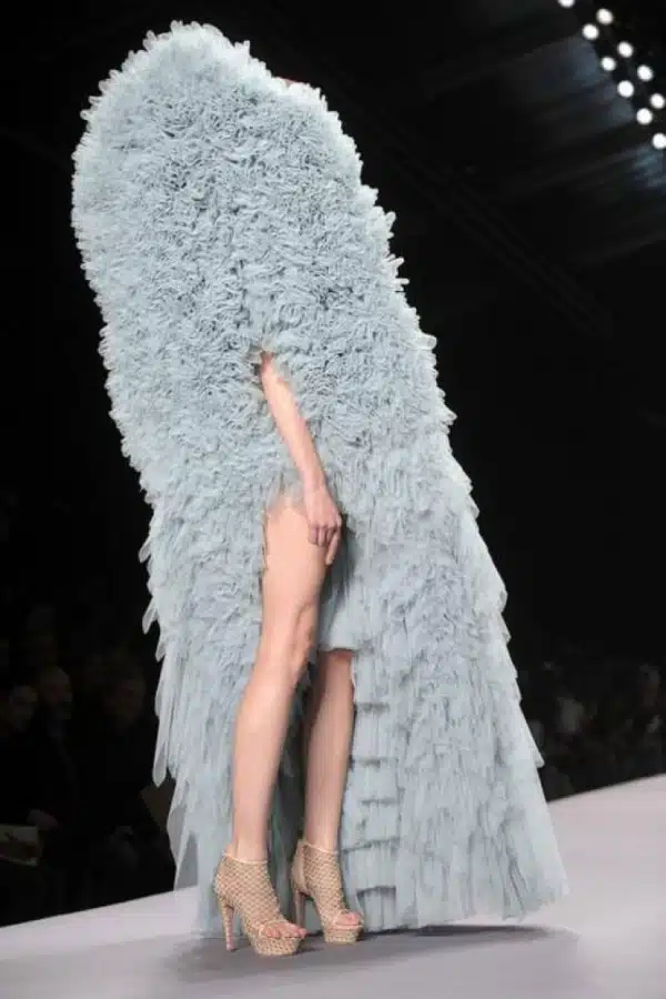 Robe à froufrous insolite