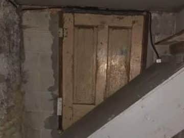 Un homme découvre une porte cachée dans son sous-sol - Photo : Reddit