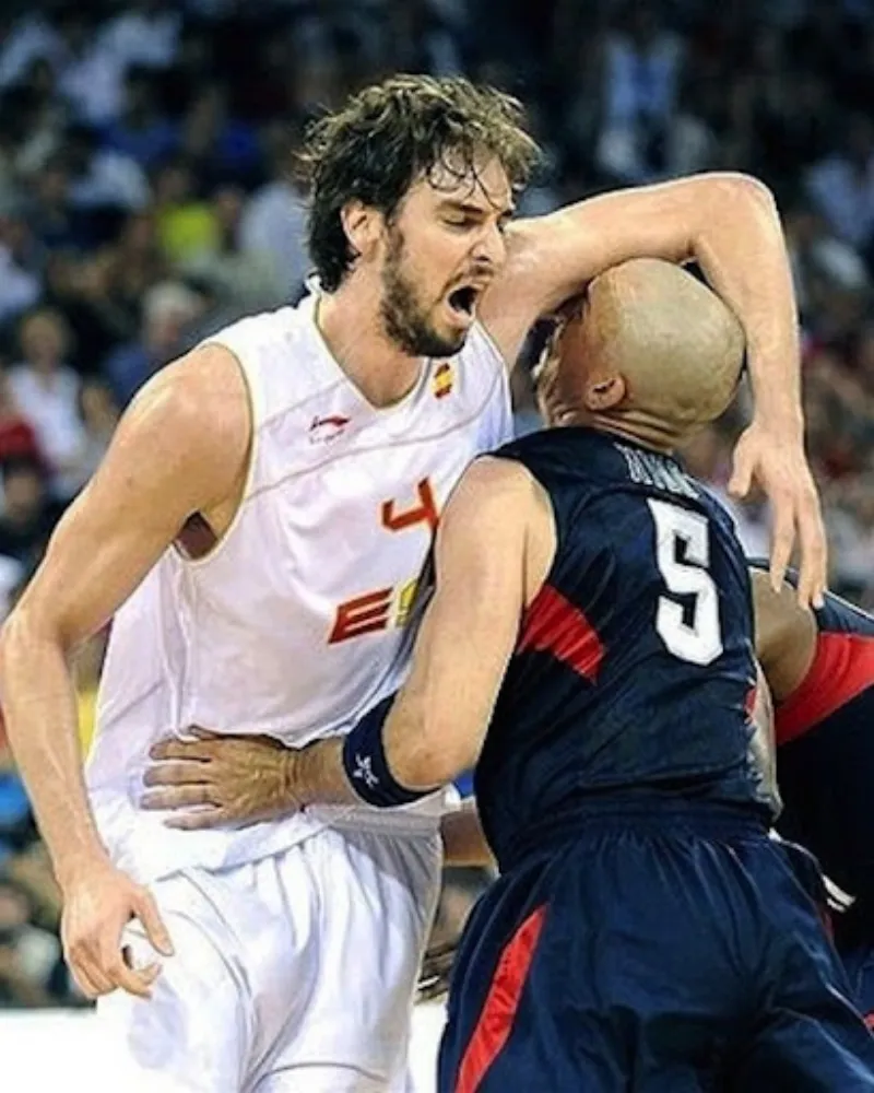 Deux basketteurs dans une position hilarante - Photo : Thedaddest.com  
