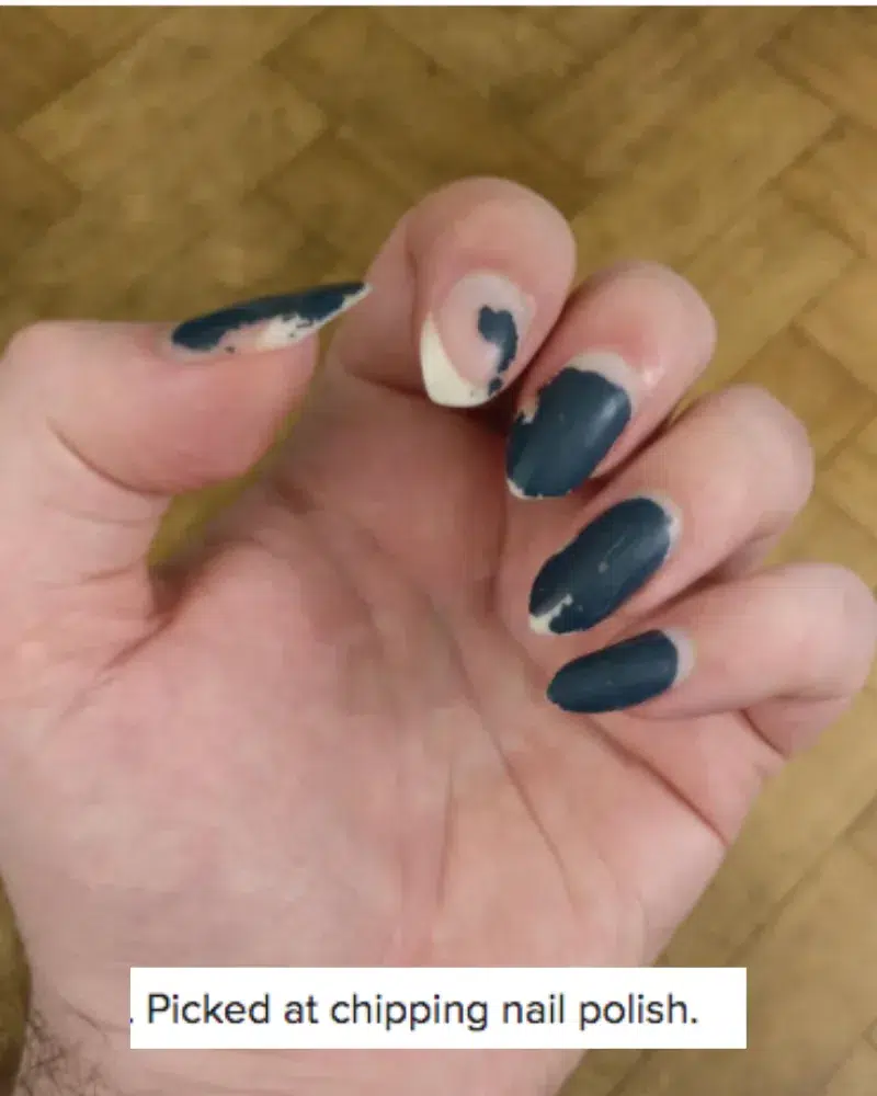 Gratter vernis à ongles - mauvaises habitudes