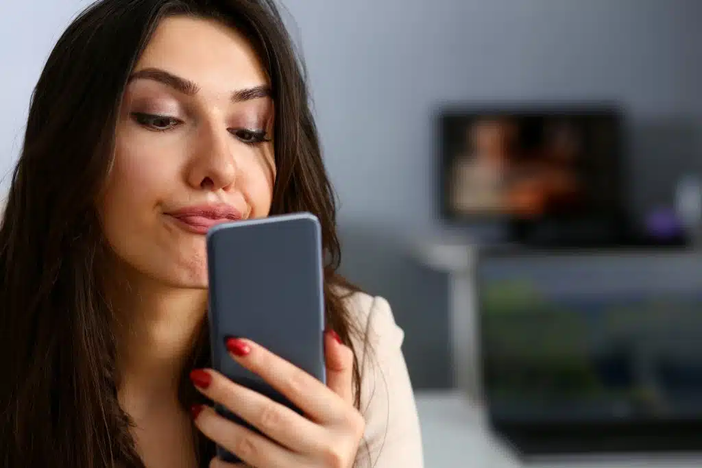 Elle Envoie Un Selfie à Son Père Mais Oublie De Vérifier L Arrière Plan