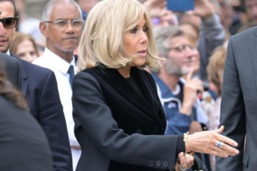 Obsèques de Françoise Hardy : Brigitte Macron huée et sifflée après ...